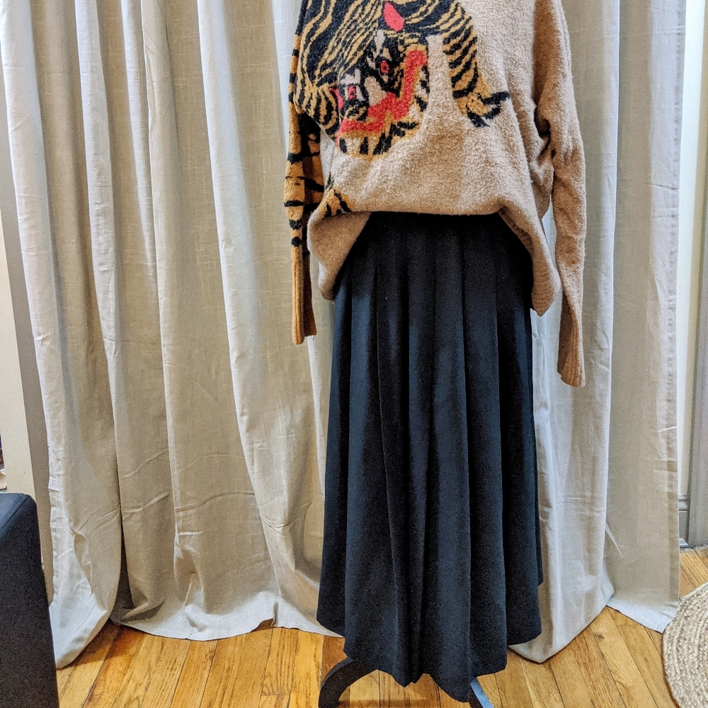 Vintage pleated long skirt.